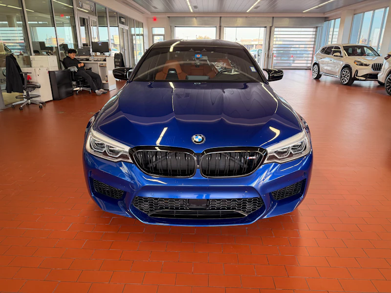 Carro azul exposto em showroom de concessionária